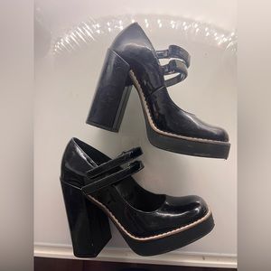 Steve Madden patent leather platform Mary Janes with velcro straps size 5